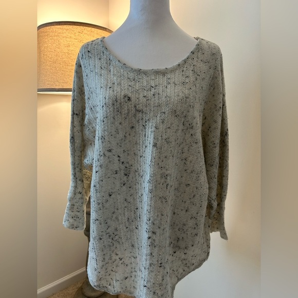 Women’s Sweater - Picture 1 of 4